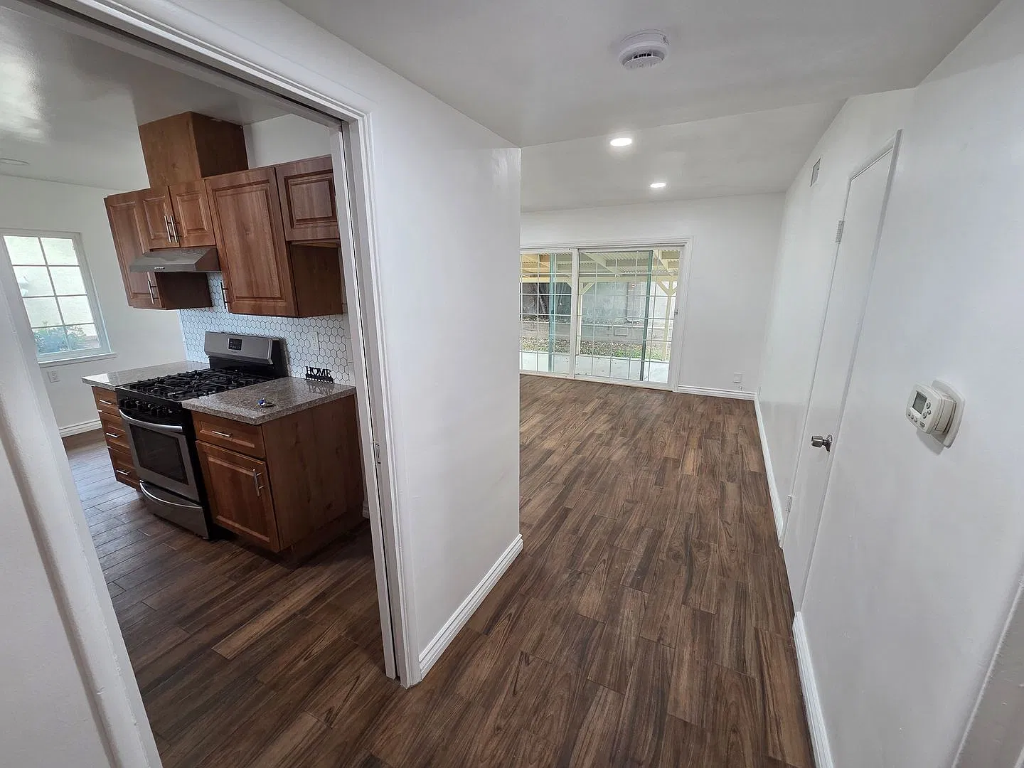 Beautiful upgraded 4 Bed, 2 Bath Cul-de-sac Home! — Photo 3
