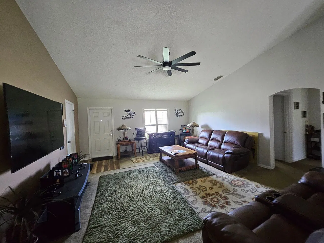 3 bed, 1351 sqft, $1,990 — Photo 3