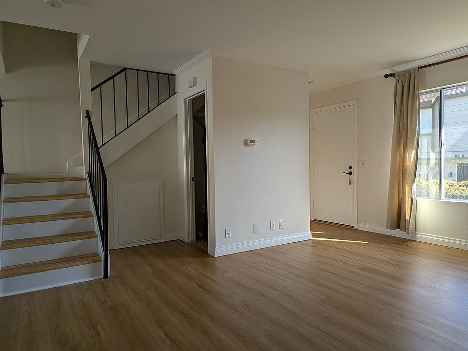 2284 Shady Hills Dr.
Living Room - Entry Door