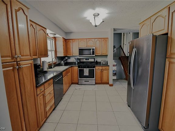 3rd image of 120 Country Green Dr