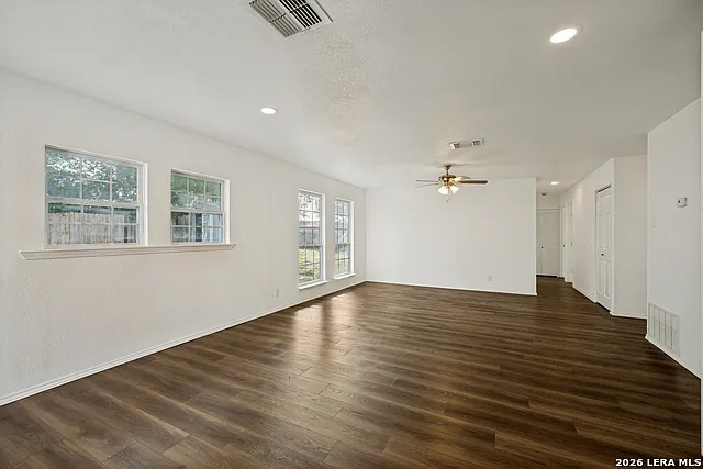 3 bed, 2.0 bath, 1124 sqft, $1,550 — Photo 2