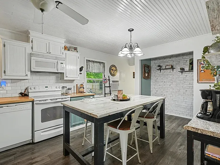 3 bed, 1090 sqft, $1,900 — Photo 2