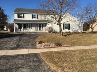 202 E Riverwood Dr, Oconomowoc, WI 53066