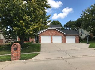 6440 Shenandoah Dr, Lincoln, NE 68510