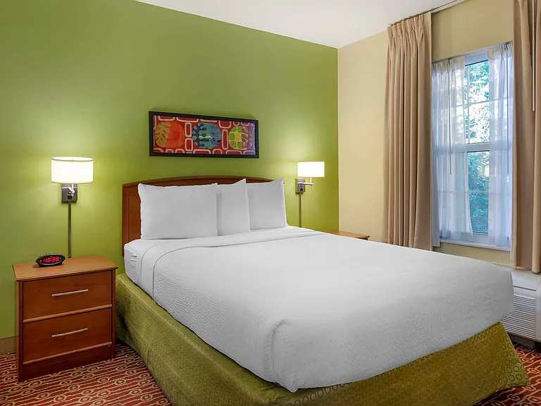 1 Bedroom Suite - 1 Queen Bed
