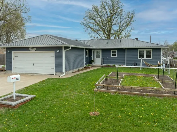 921 36th St NE, Cedar Rapids, IA 52402