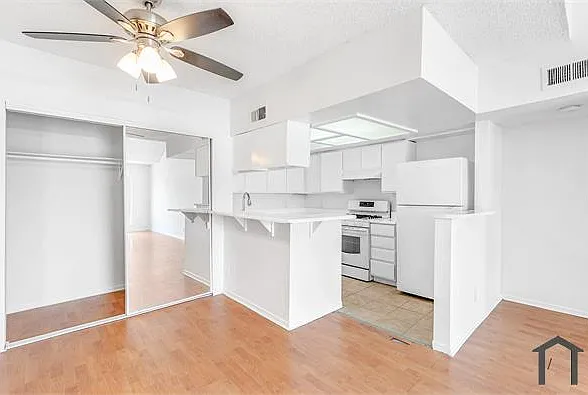 15603 Parthenia St #205 — Photo 3