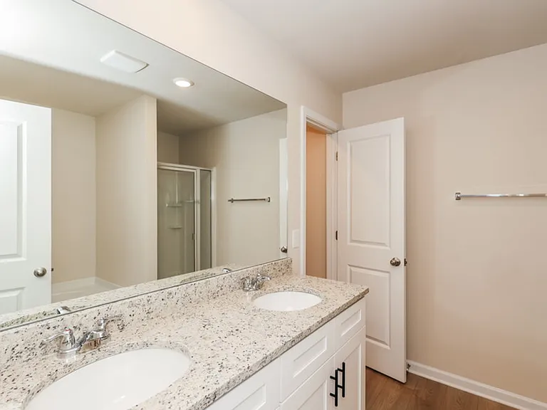636 Mackenzie Cv — Photo 12