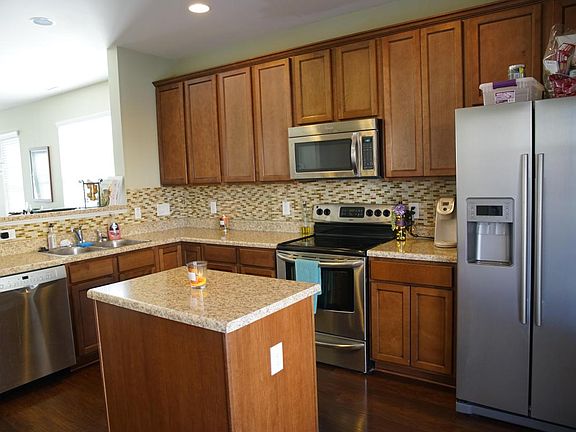 Open Floorpan Kitchen with Stainless Steel Appliances!