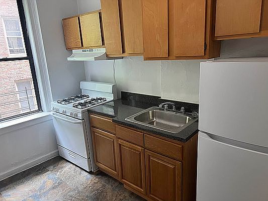3rd image of 21 Seaman Ave #1L