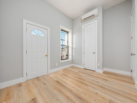 5th image of 291 Cornelia St #301