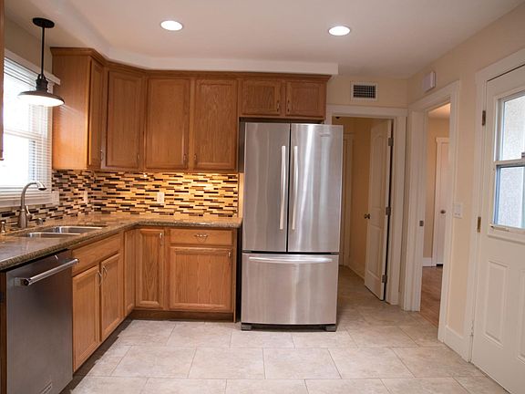 4th image of 9451 Maureen Dr