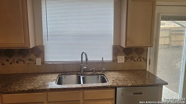 4 bed, 2.5 bath, 2426 sqft, $1,995 — Photo 4