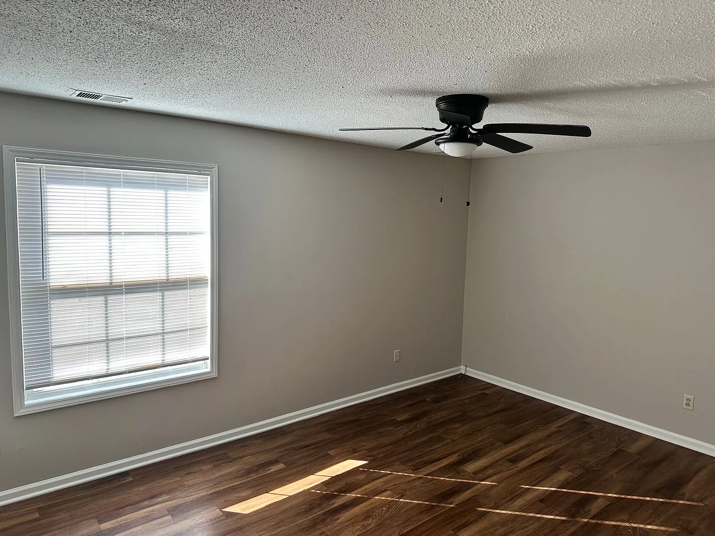 Spacious Two Bedroom Townhome In Kannapolis — Photo 4