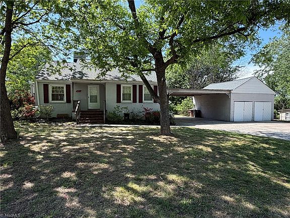 3rd image of 821 Holt Ave
