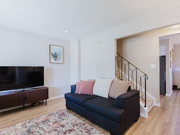 4th image of 10946 Beaumaris Rd NW