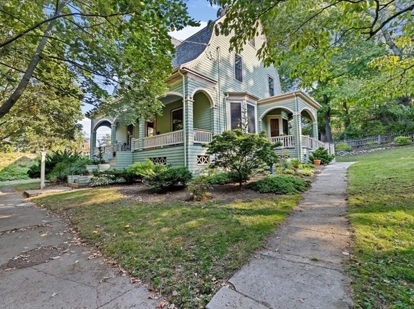 2 Raeburn Ter, Newton, MA 02461