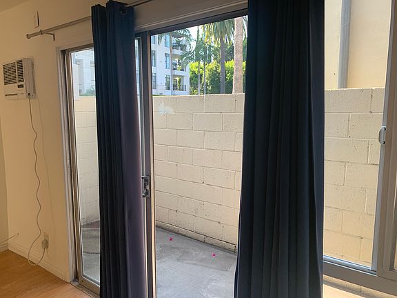 3rd image of 400 N Doheny Dr APT 5