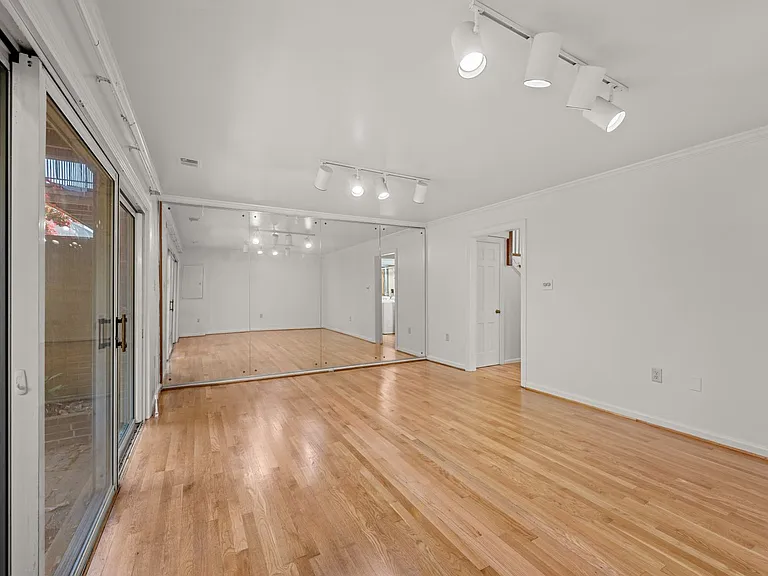 605 H St SW — Photo 10