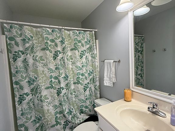 3rd image of 3781 Winborne Ln Room 2