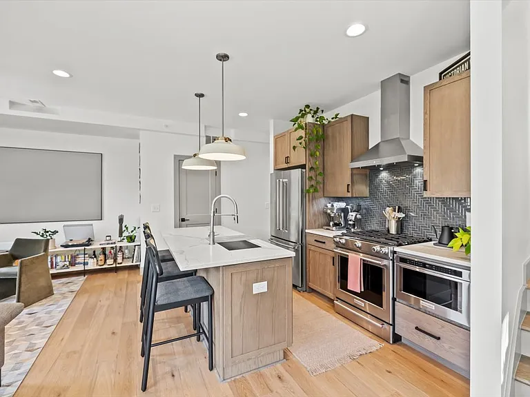 800 Highland St — Photo 4
