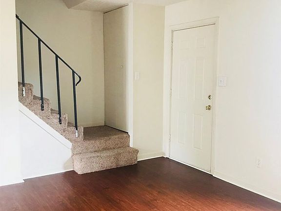 4th image of 321 Brock Sq