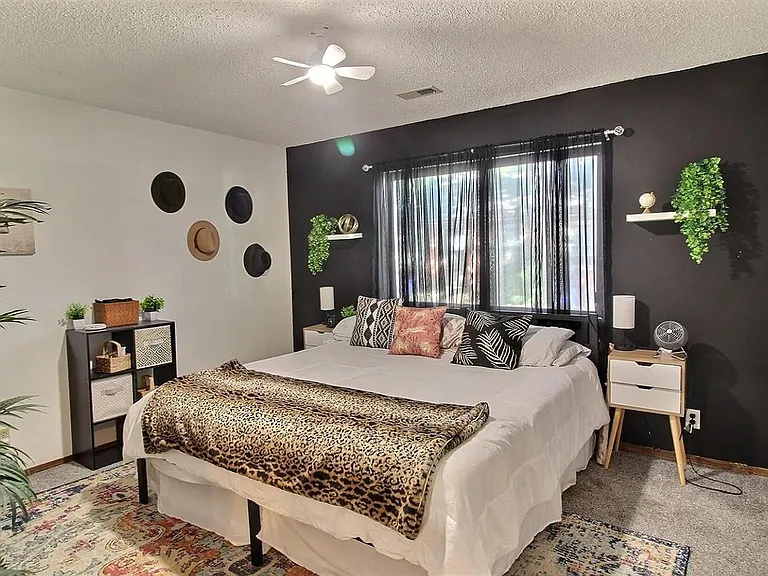 212 W Sarah Ln — Photo 6