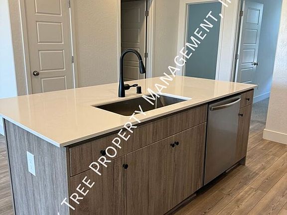 5th image of 572 N Chapel Hill Ln