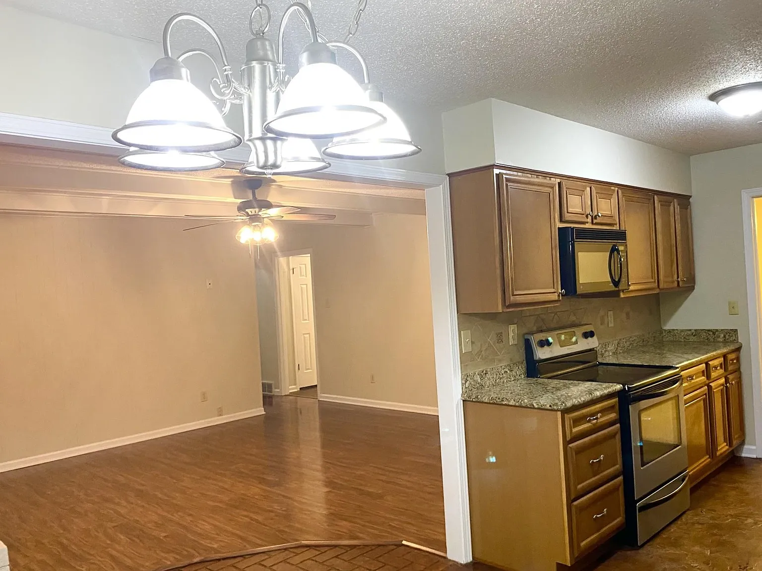 4 bed, 2.5 bath, 1845 sqft, $2,299 — Photo 3