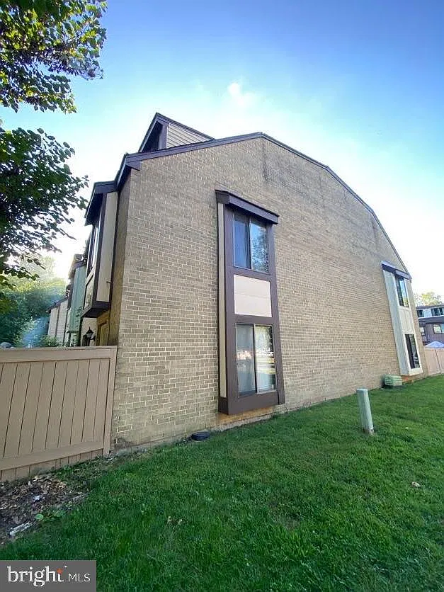 4 bed, 2.5 bath, 1300 sqft, $2,200 — Photo 2