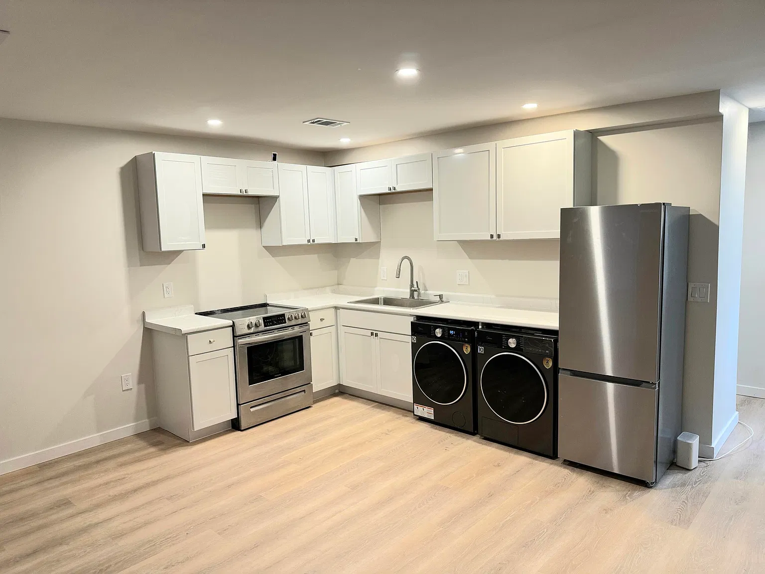2 bed, 1.0 bath, 890 sqft, $1,200 — Photo 1