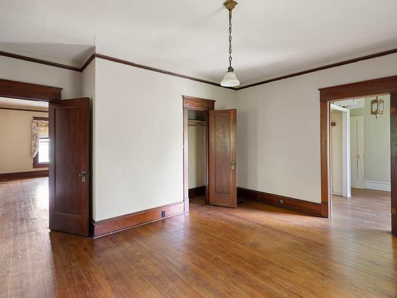5th image of 308 W Main St