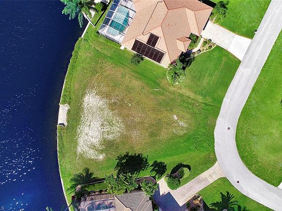 4th image of 2220 SW 49th Ter