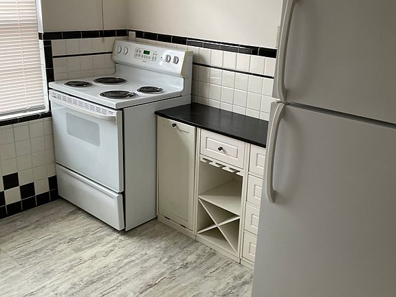 5th image of 17 E Lakeside Ave #3