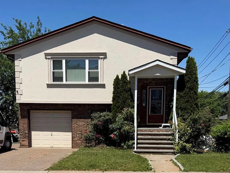 Malcolm Ave — Photo 1