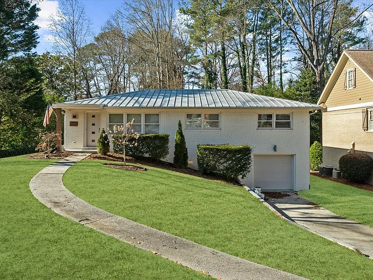 2420 Cove Cir — Photo 2