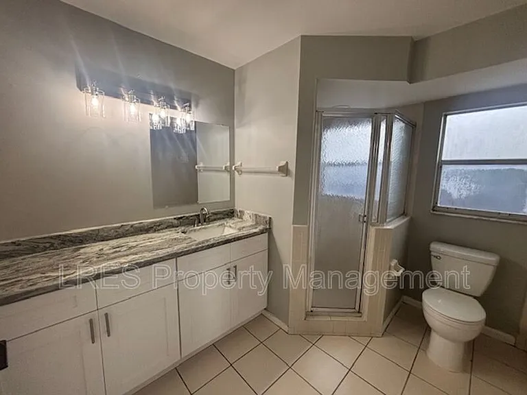 1004 Stout Ct — Photo 29