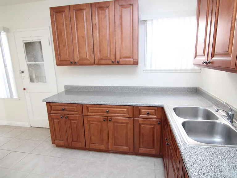 1170 Menlo Ave — Photo 1