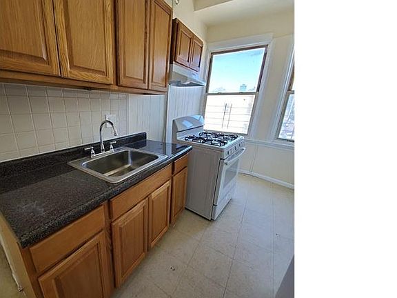 2nd image of 22 Lawrence St