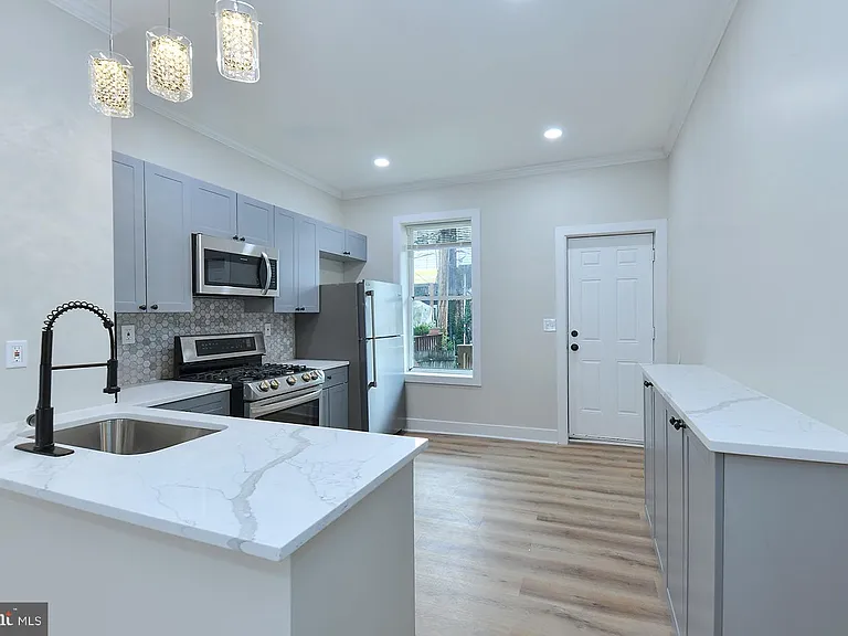 420 E 28th St — Photo 9