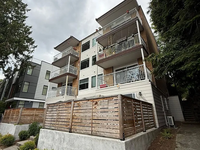 744 Belmont Pl E — Photo 22