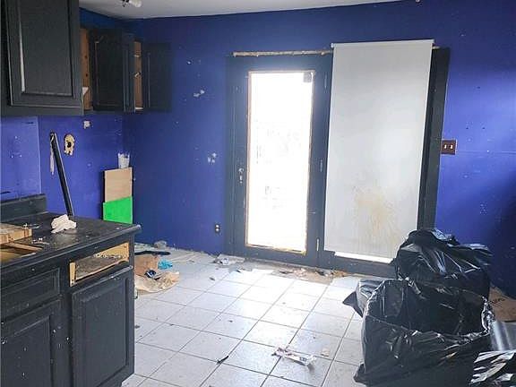 4th image of 139 E Broadway St