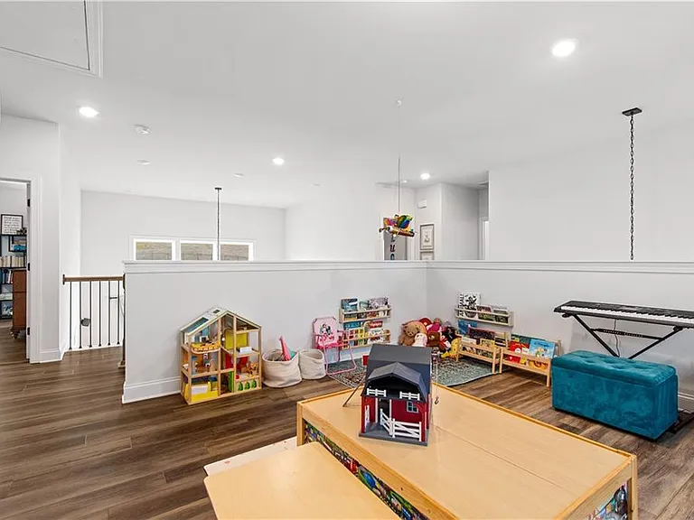 409 Carmichael Cir — Photo 38