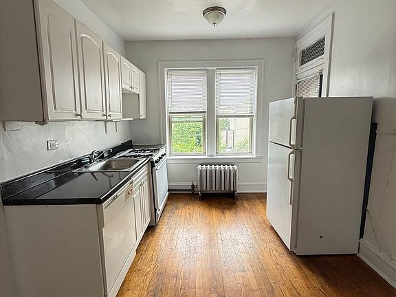 3rd image of 2859 W Berteau Ave #2B