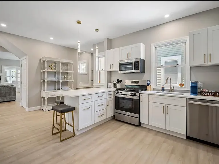 27 S Jackson Ave — Photo 16