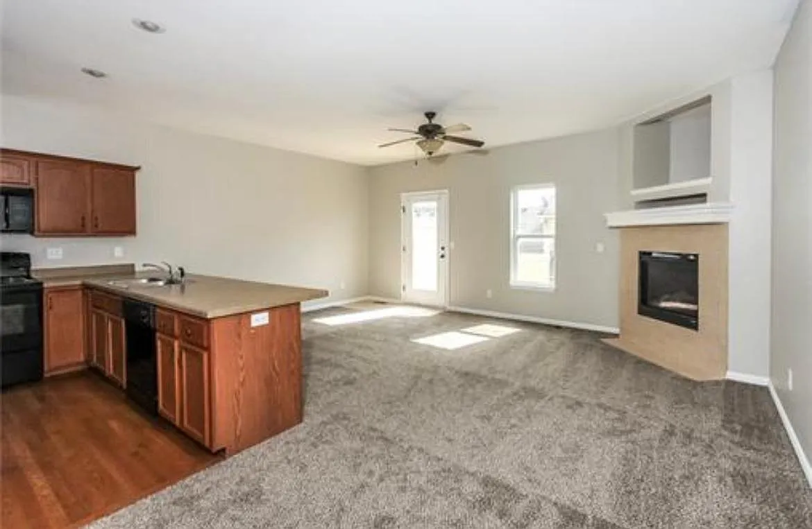 3 bed, 2275 sqft, $2,100 — Photo 3