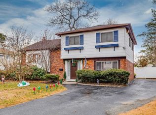 823 Lindenmere Dr, North Babylon, NY 11703