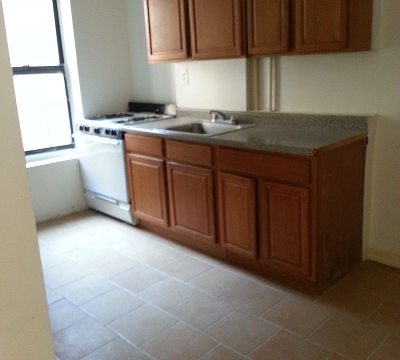 2nd image of 2095 Mohegan Ave APT 4E