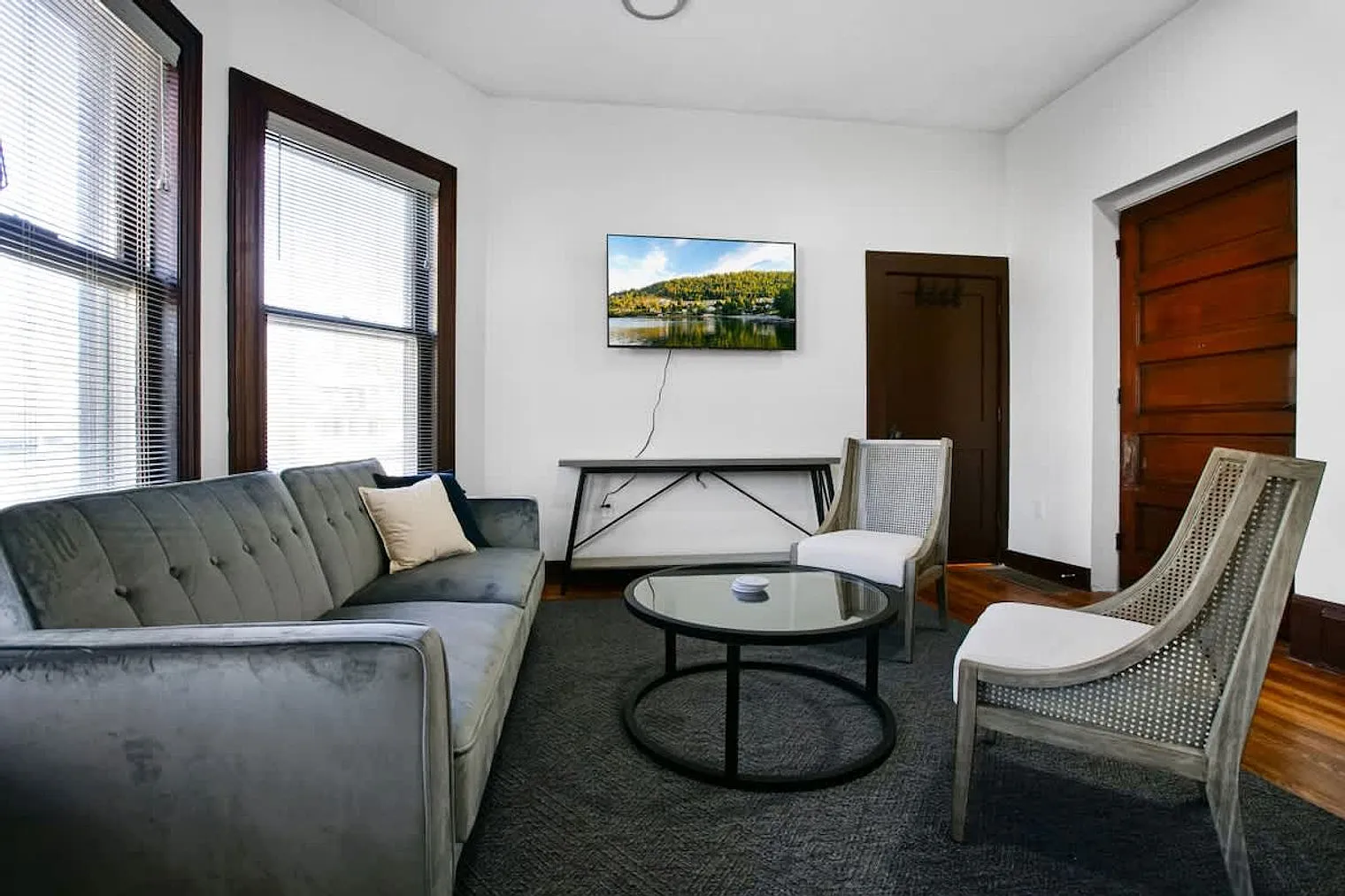 1 bed, 1.0 bath, 807 sqft, $1,738 — Photo 1