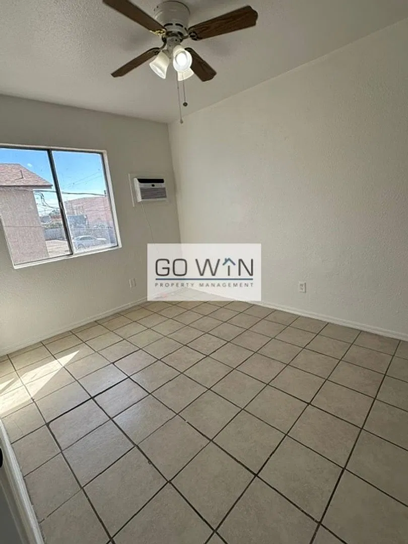 3233 W Melvin St — Photo 3